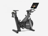 Интерактивный вертикальный велотренажер TECHNOGYM Bike, фото
